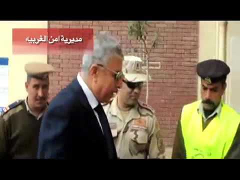 شاهدرجال الشرطة يساعدون كبار السن في الانتخابات