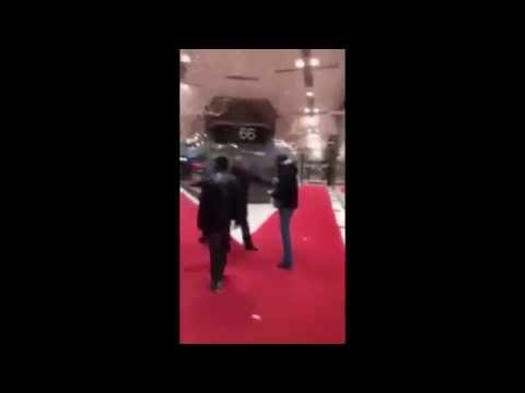 لحظة الاعتداء على أحمد موسى في باريس
