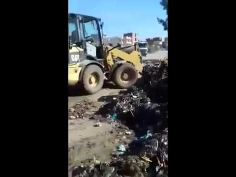 بالفيديو  سيارات المجلس المحلي تلقي النفايات في النيل