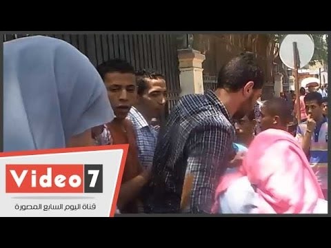 تعرض طالبة للإغماء خلال تظاهرها أمام وزارة التعليم