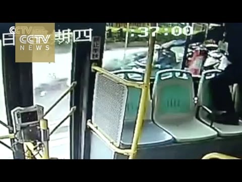 بالفيديو القبض على سائقين بتهمة تعطيل المرور بالصين