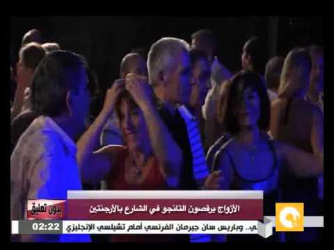 الأزواج يرقصون التانجو في الشارع في الأرجنتين