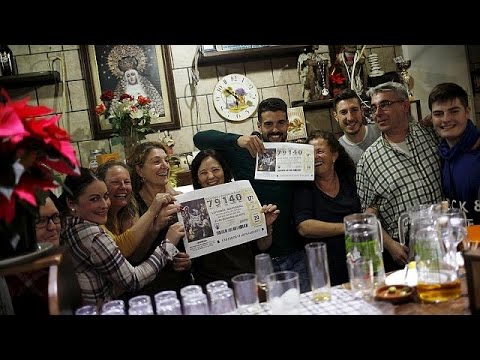 شاهد سكان بلدة روكويتاس دي مار يحتفلون بفوزهم باليانصيب