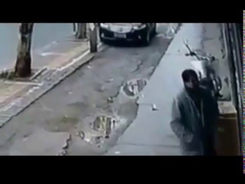 فيديو العناية الإلهية تنقذ رجلًا من الموت المحقق