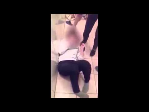 وضعن رأسها داخل المرحاض الخاص بهنشاهد طالبات روسيات يعتدين على زميلتهن بالضرب