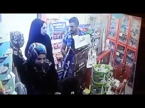 بالفيديو رجل يفتش 3 فتيات بعد الاشتباه في سرقتهن لصيدلية