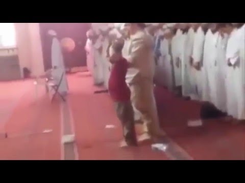 صلاة غريبة في مسجد في السعودية