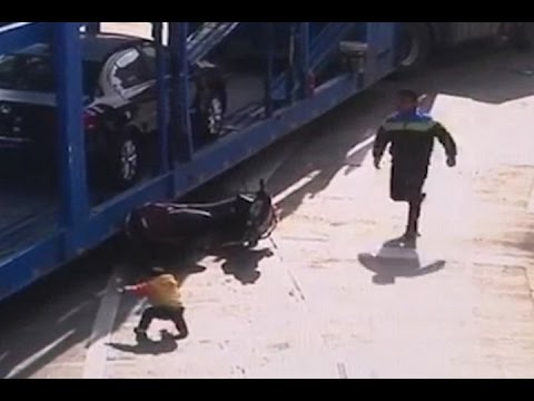 شاحنة تدهس طفلةً امام والدها