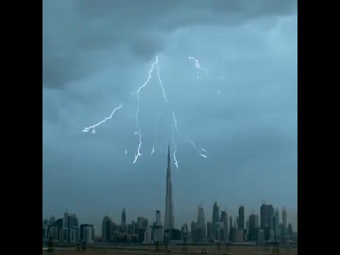 بالفيديو مشهد رائع للبرق بالقرب من “برج خليفة”