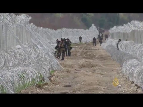 لاجئون يتجاوزون الحدود اليونانية ويدخلون مقدونيا