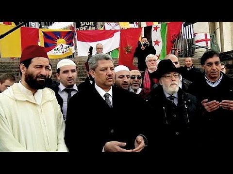 مسلمون و يهود يُصَلُّون ويقفون دقيقة صمت