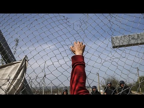 الشرطة اليونانية تشتبك مع مهاجرين لمنعهم من العبور إلى مقدونيا